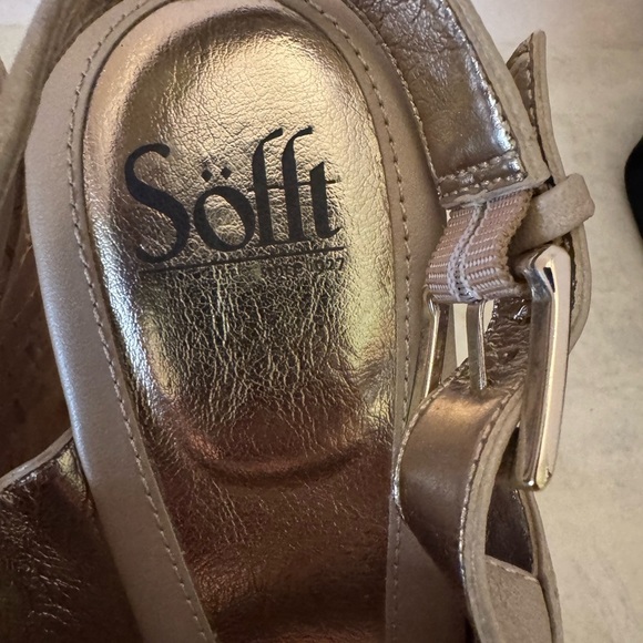 NWOT Beautiful Elegant Glam Summer Fun Women’s Size 11 Gold Wedges by SOFFT - Picture 3 of 15